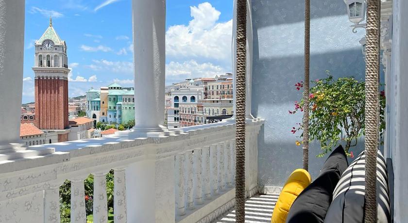 Le Bonheur Hotel - image 7