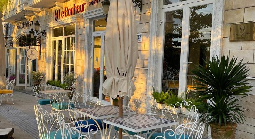 Le Bonheur Hotel - image 39