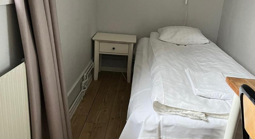 Image of Single Room with Shared Bathroom 6