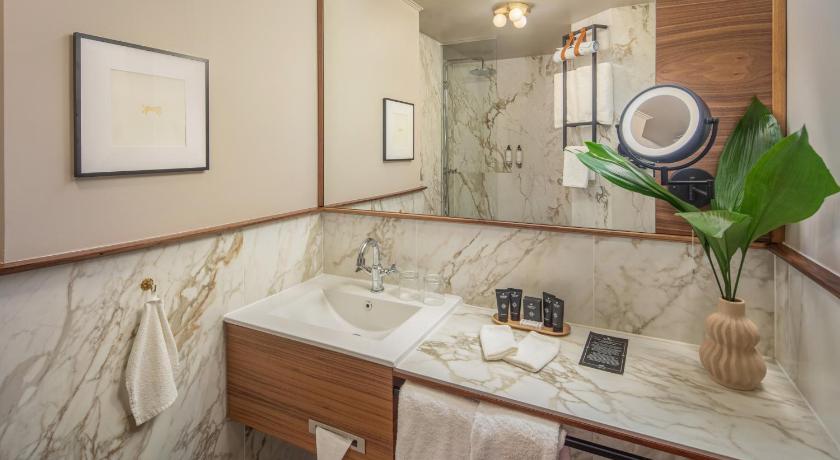 Image of Superior King Suite 14