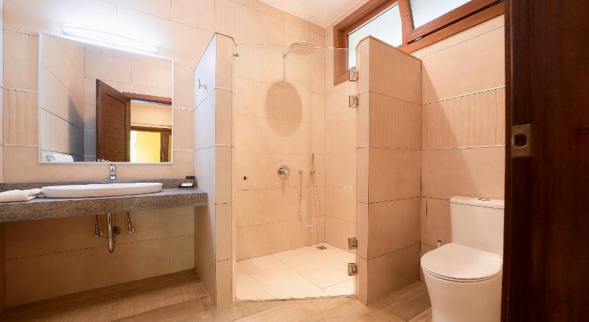 Image of Deluxe Double Room with Balcony 2