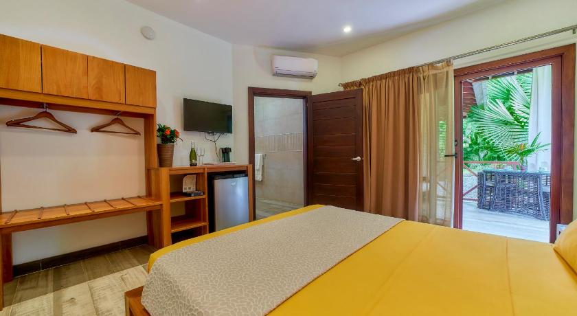 Image of Deluxe Double Room with Balcony 4