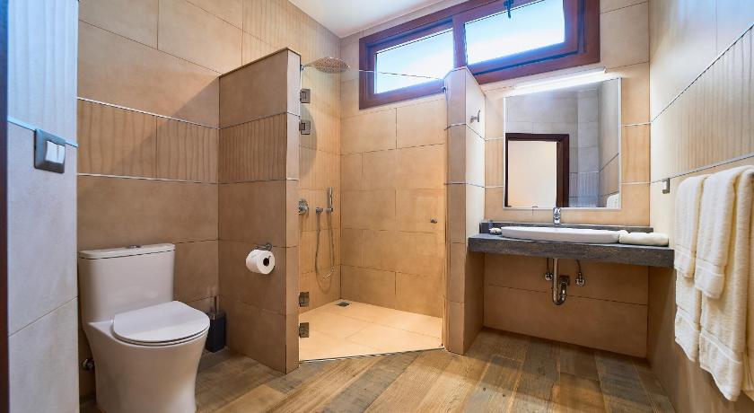 Image of Deluxe Double Room with Balcony 2