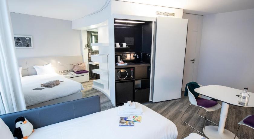 Superior Suite with 1 double bed and 2 single beds 이미지 8