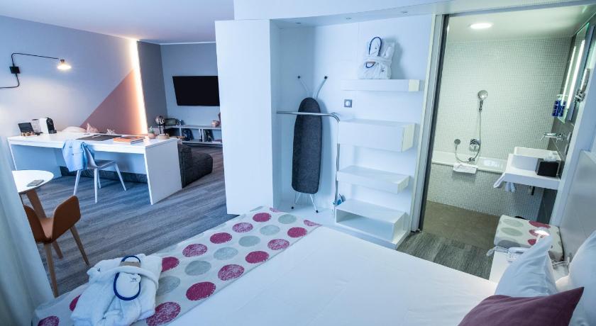Suite deluxe with queen-size bed 이미지 9