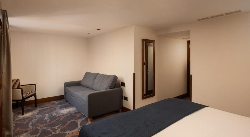 Image of Deluxe Triple Room 11