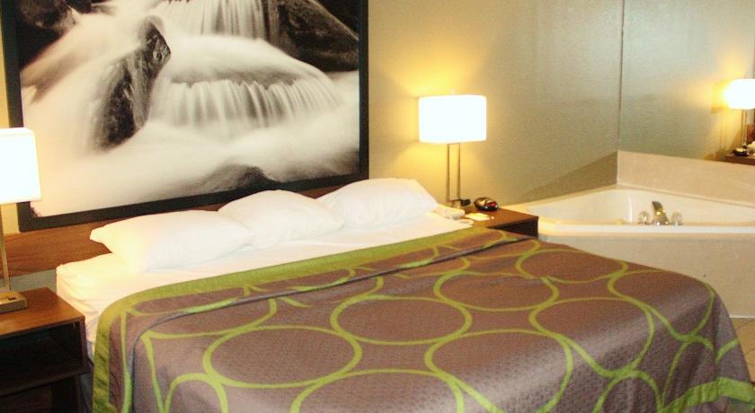 Super 8 by Wyndham Pigeon Forge Dollywood Lane photo