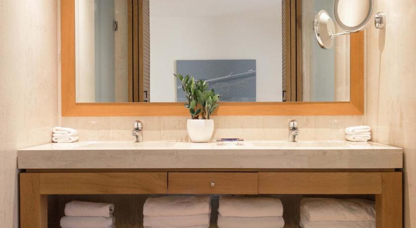 Image of Deluxe Suite Sea View 2