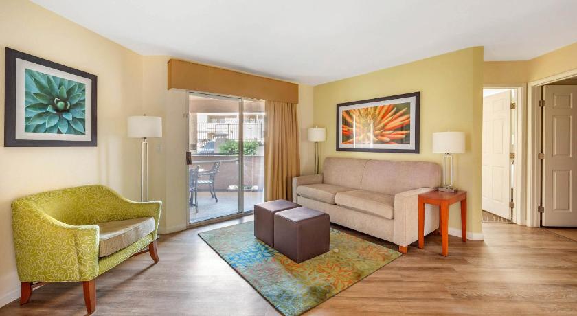 Image of 2 BEDROOM 1 KING 1 QUEEN SUITE ACCESSIBLE TUB 0