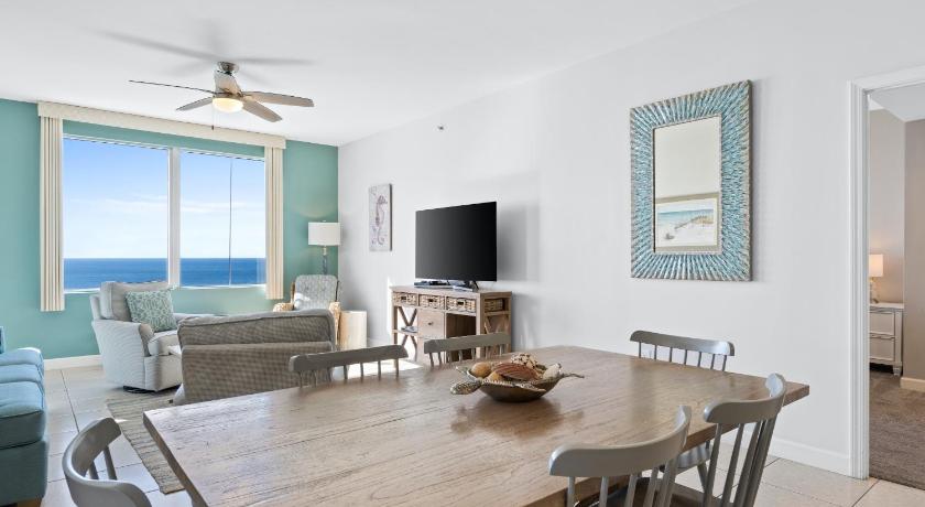 Image of Four-Bedroom Apartment with Sea View - 2006W 5