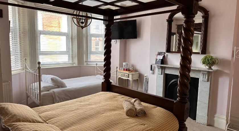 Image of Eight-Bedroom House 4