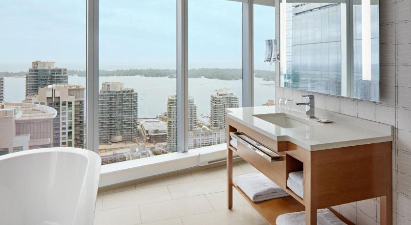 รูปของห้องดีลักซ์หัวมุมพร้อมเตียงคิงไซส์หนึ่งเตียง (Deluxe Guest room, 1 King, Corner room) 2