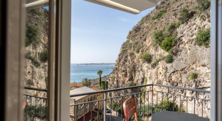Szoba 2 külön ággyal - a tengerre nyíló kilátással (Twin Room with Sea View) fotója 1