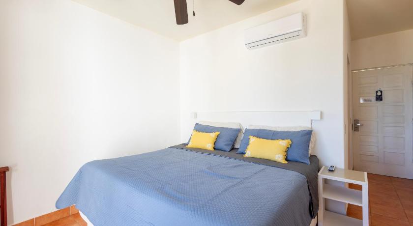 Image of Standard Suite with Balcony and Sea View 6