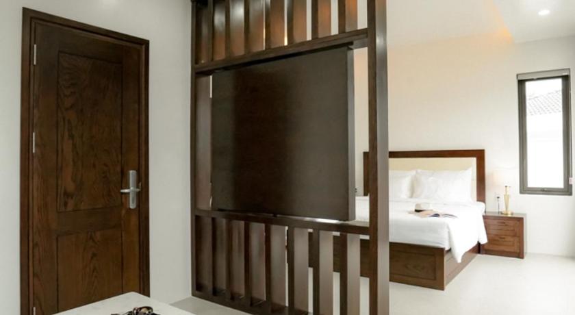 Image of Suite Pool View 15