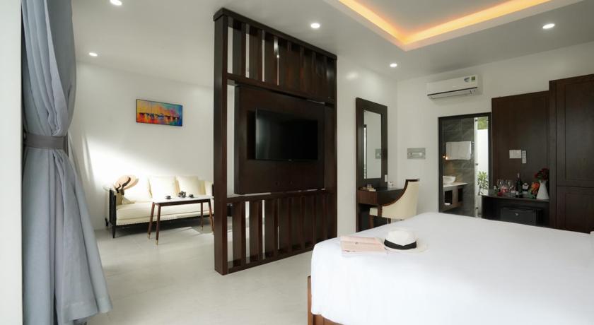 Image of Suite Pool View 9