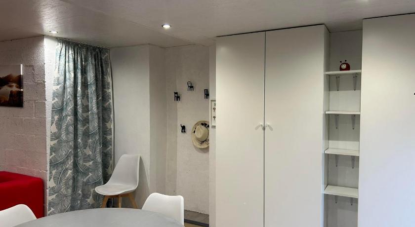 エルヴェ・ラ・ヌーヴ Chez nathalie 4つ星 シングルルーム レストラン