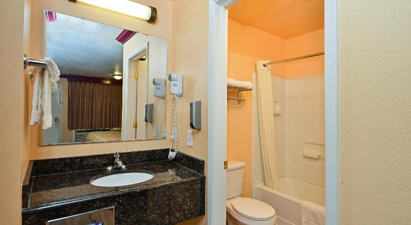Americas Deluxe Inn photo