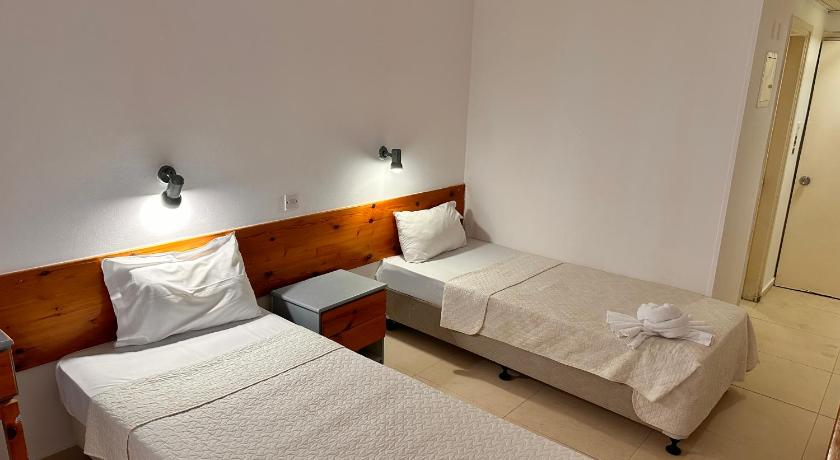 Зображення Номер з двома односпальними ліжками та краєвидом (Twin Room with View) 0