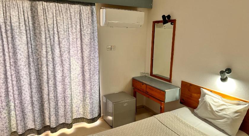 Зображення Номер з двома односпальними ліжками та краєвидом (Twin Room with View) 5
