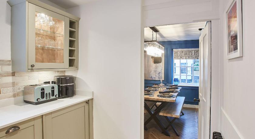 Whitby Boutique - Market Quarters - image 31