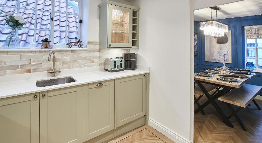 Whitby Boutique - Market Quarters - image 37