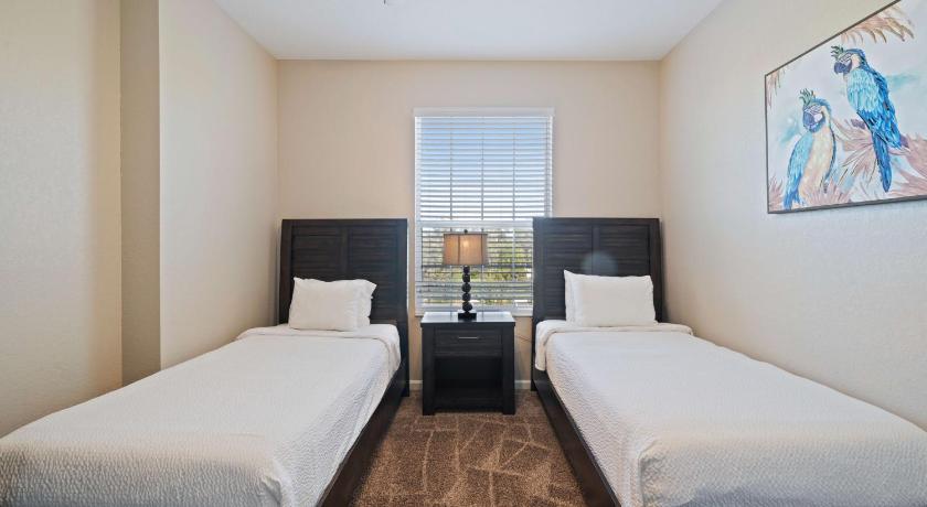 Image of Deluxe Three-Bedroom Apartment 11