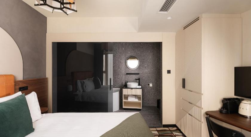 Hotel Gin - image 14