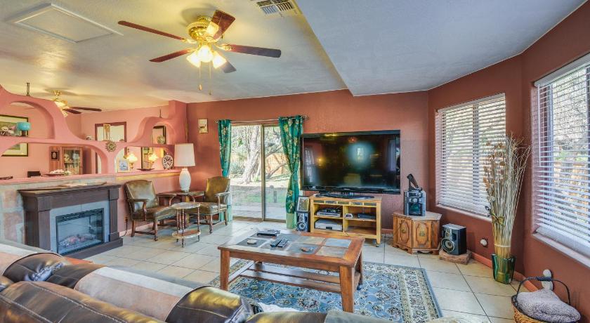 Artfully Decorated Cottonwood Home Pets Welcome!