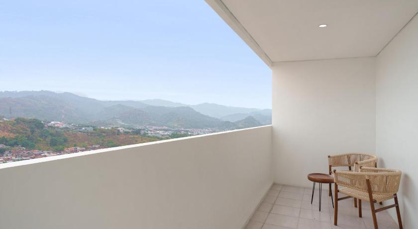 Image of Deluxe Room - 1 Queen Bed Sea View 38SQM Balcony 1