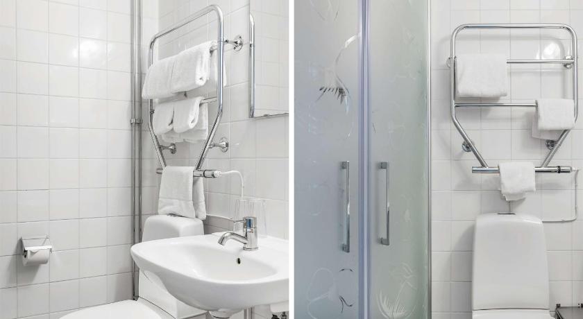 Image of Standard Twin Room - Pet Friendly/Non-Smoking 2