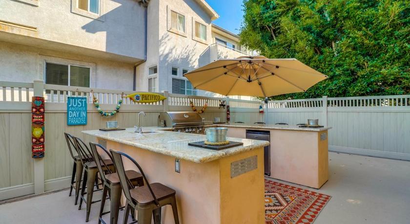 Bay View Dream Home - IndoorOutdoor Living, Rooftop & Steps to Bay