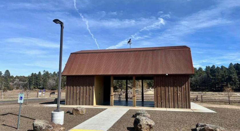 肖洛 Mountain Escape, w/Fireplace! 4星级 住宿 大堂