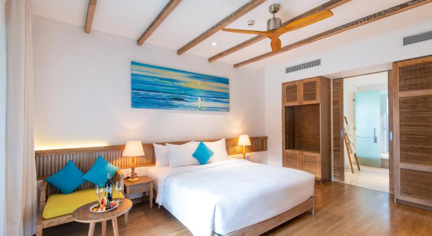 Image of Junior Suite King Bed - Pool View and Balcony 4