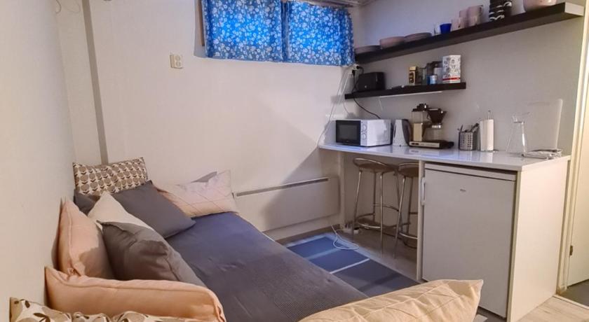 Rauhallinen kaksio Lahdentie tuntumassa, lentokenttamajoitus ja sahkoauton latauspiste