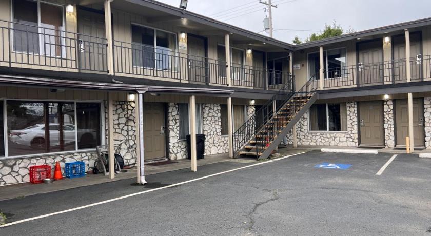 Anchor Bay Inn - image 2