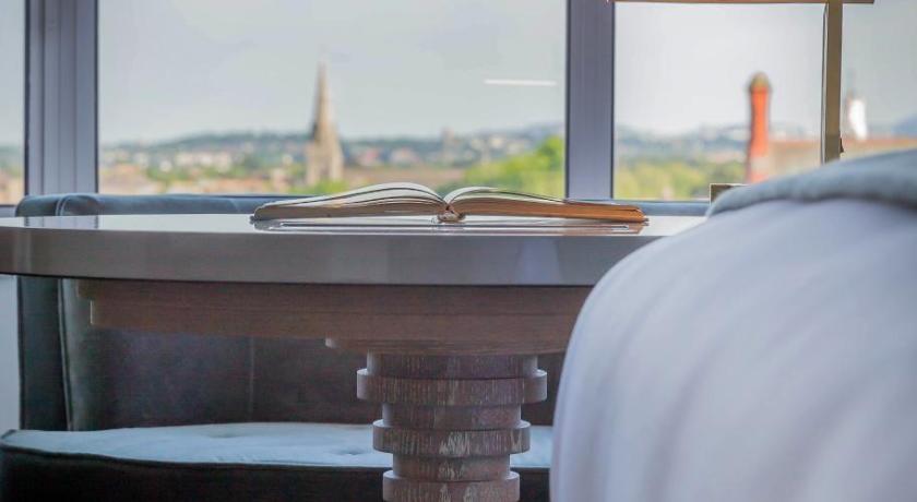 Image of King Premier Room With View 4