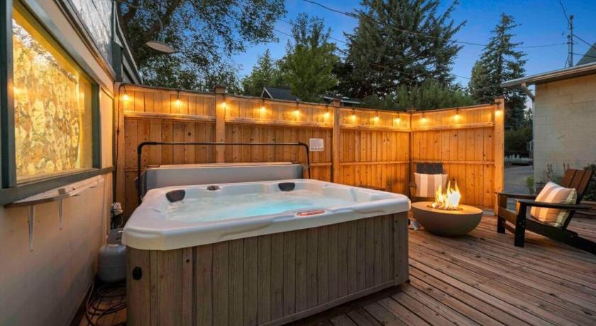 플래그스태프 (AZ) Stylish and Cozy Downtown 2 Bedroom Unit with Hot Tub 4성급 숙소 부대시설