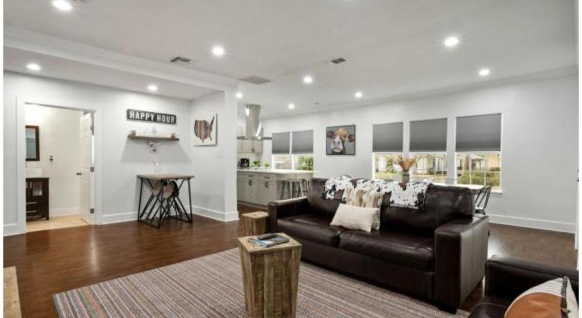 San Antonio Experience Serenity in a 4BR3BA Downtown Home 4-Star Accommodation lobby