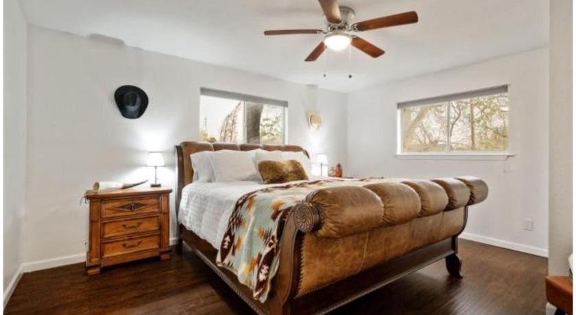 San Antonio Experience Serenity in a 4BR3BA Downtown Home 4-Star Accommodation suite