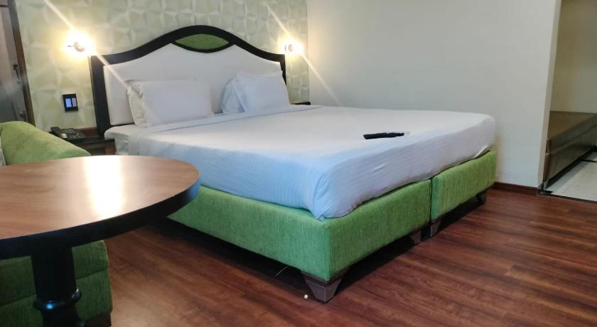 hotel blak and wite - image 2