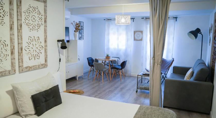 プラセンシア Apartamentos Suites Cariatide 3つ星 ゲストハウス スイート