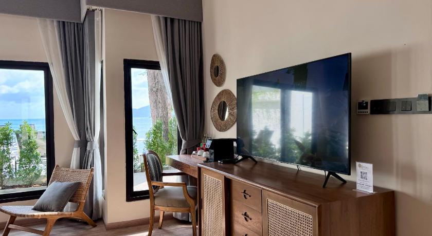 Image of Beachfront Villa - One-Way Airport Transfer Included 8
