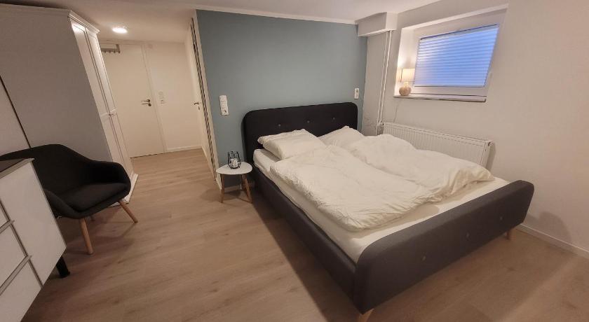 Zimmer im Souterrain mit eigenem Bad