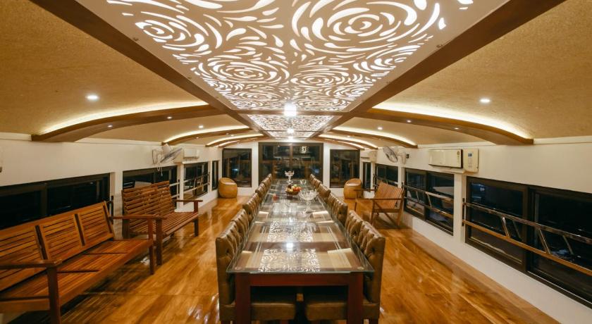 Honeymoon Houseboat - image 16