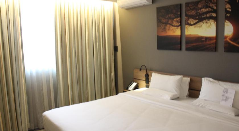 Image of King Suite with Sofa Bed 5