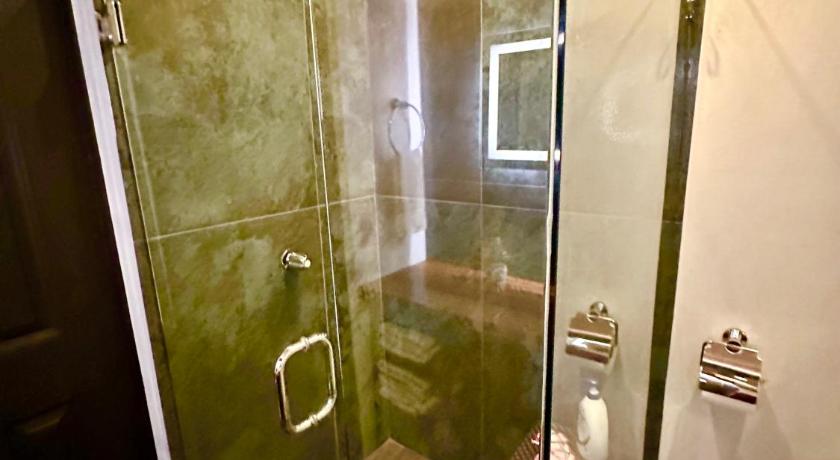 Image of Monkey Suite 6