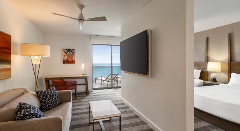 Immagine di 2 Queen Beds Junior Suite Oceanfront Balcony 0
