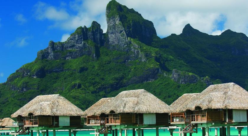 รูปของโอเวอร์วอเทอร์ บังกะโล สวีท เตียงคิงไซส์ 1 ห้องนอน วิวภูเขา (One Bedroom Mountain View Over Water Bungalow Suite King bed) 16