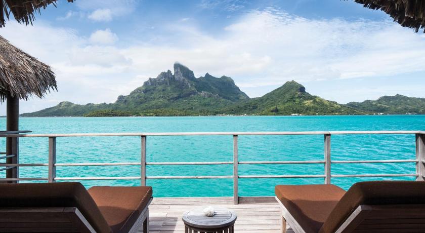 รูปของโอเวอร์วอเทอร์ บังกะโล สวีท เตียงคิงไซส์ 1 ห้องนอน วิวภูเขา (One Bedroom Mountain View Over Water Bungalow Suite King bed) 7